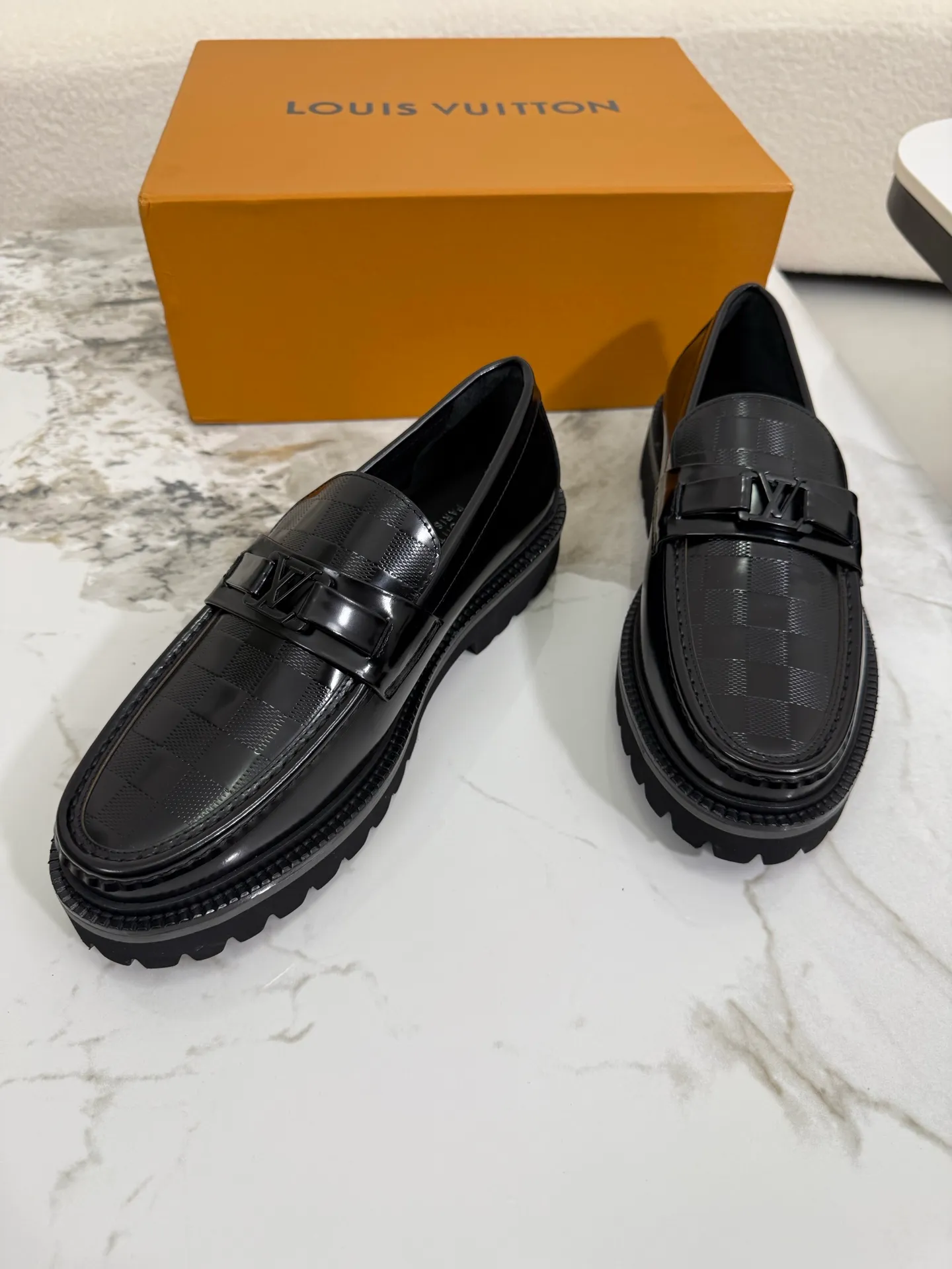 [L Family] Top P: 800💰 ▪️Size: 39-44 (38.45 custom-made) The top male god leather shoes Lv series are sold at the same time with original factory configuration, original cowhide fabric imported from Italy, soft and comfortable, imported water-dyed cow lining, soles: original ultra-light French foam outsole super comfortable, original factory with single goods 🔍🔍high quality, can be entered and exited at will, welcome to compare and synchronize.